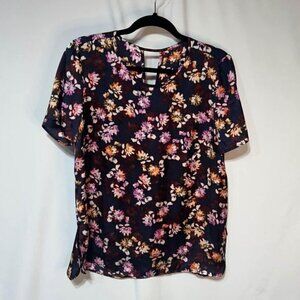 Woman’s floral blouse with cute cut out. Split hem. Size Large. Super cute! Shor